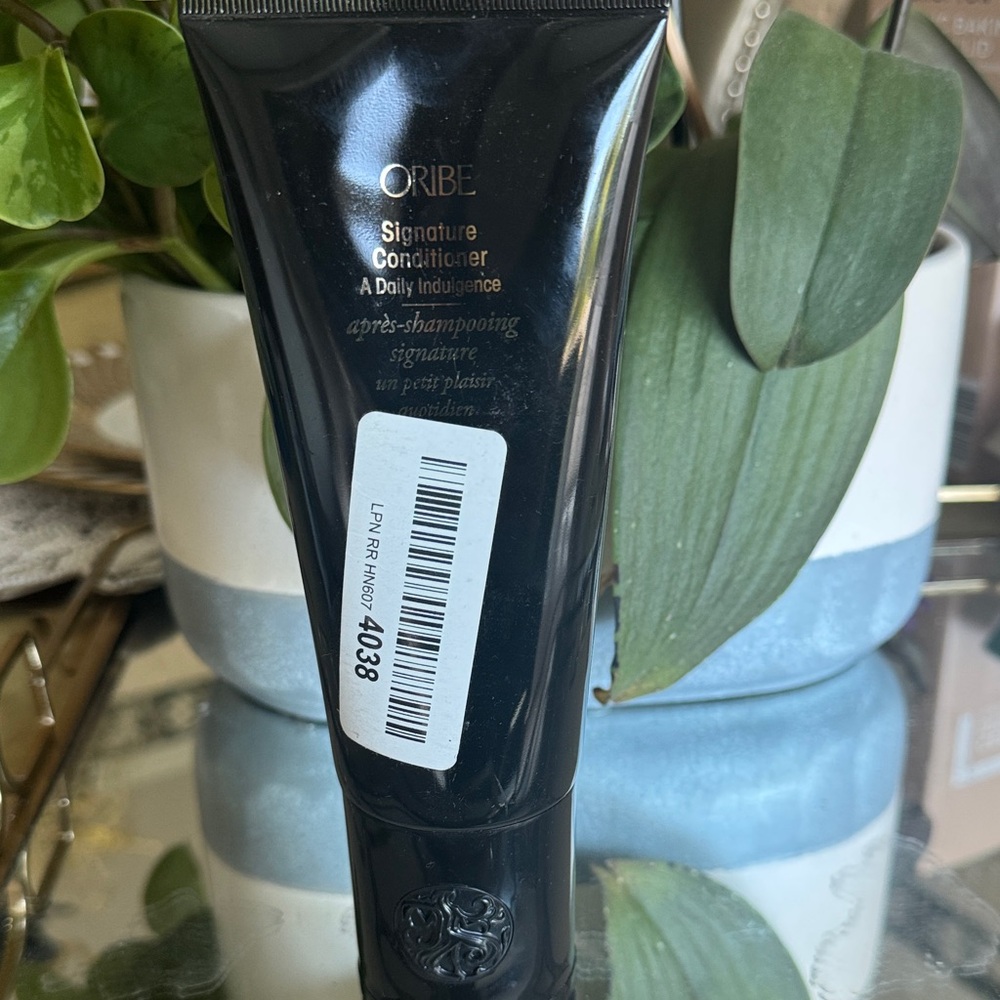 Oribe Signature Conditioner in Elegant Black